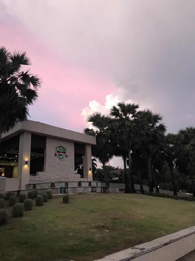 Suwan Golf & Country Club Guest House Nakhon Chai Si Exterior foto